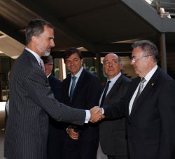 Su Majestad el Rey recibe el saludo del Rector magnífico de la Universidad Politécnica de Madrid, Guillermo Cisneros