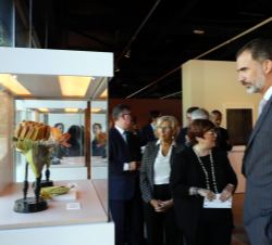 Su Majestad el Rey durante la visita a la exposición "Museos para el Conocimiento" con explicaciones a cargo de la comisaria de la exposició