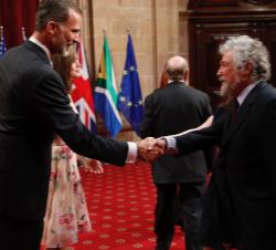 Su Majestad el Rey hizo entrega de la insignia de la Fundación a los integrantes de Les Luthiers, Premio Princesa de Asturias de Comunicación y Humani