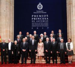 Sus Majestades los Reyes junto a los galardonados con los Premios Princesa de Asturias 2017