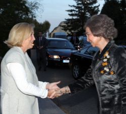 A su llegada, Su Majestad la Reina Doña Sofía, recibe el saludo de la delegada del Gobierno en la Comunidad de Madrid, Concepción Dancausa