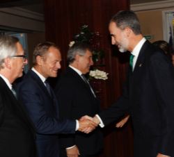 Su Majestad el Rey recibe el saludo del Presidente del Consejo Europeo, Donald Tusk