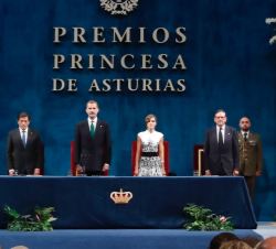 Sus Majestades los Reyes, el presidente del Principado de Asturias y el presidente de la Fundación Princesa de Asturias, en la mesa presidencial, dura