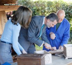Don Felipe y Doña Letizia en el taller de madera y taracea con las explicaciones a cargo de Belisario Martínez, vecino del pueblo