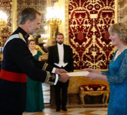Su Majestad el Rey recibe la Carta Credencial de manos de la embajadora de Irlanda, Sile Maguire