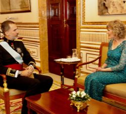 Su Majestad el Rey conversa con la embajadora de Irlanda, Sile Maguire