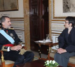Su Majestad el Rey conversa con la embajadora del Gran Ducado de Luxemburgo, Michèle Pranchere-Tomassini