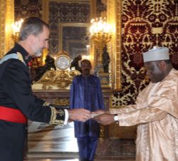 Su Majestad el Rey recibe la Carta Credencial de manos del embajador de la República de Níger, Ado Elhadji Abou