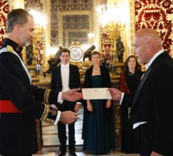Su Majestad el Rey recibe la Carta Credencial de manos del embajador de la Confederación Suiza, Giulio Haas