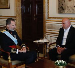 Su Majestad el Rey conversa con el embajador de la Confederación Suiza, Giulio Haas