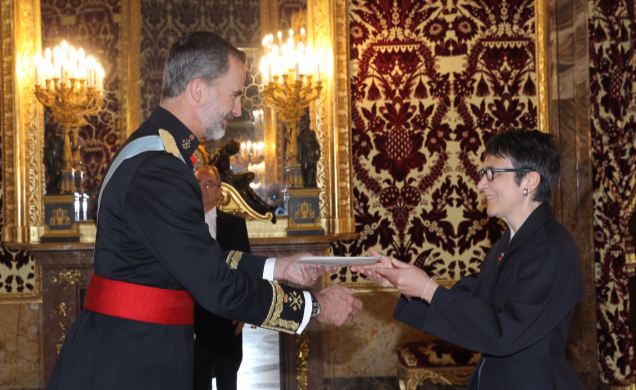 Su Majestad el Rey recibe la Carta Credencial de manos de la embajadora del Gran Ducado de Luxemburgo, Michèle Pranchere-Tomassini