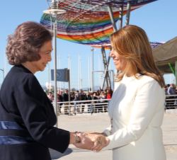 A su llegada, Su Majestad la Reina Doña Sofía, recibe el saludo de la presidenta de la Junta de Andalucía, Susana Díaz