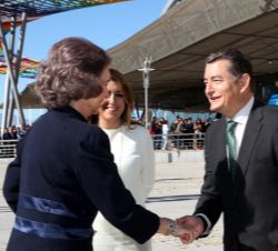 Doña Sofía recibe el saludo del delegado del Gobierno en Andalucía, Antonio Sanz Cabello