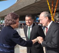 Doña Sofía recibe el saludo del alcalde de Málaga, Francisco de la Torre