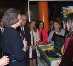 Doña Sofía durante el recorrido por la exposición de paneles informativos producidos por CEAFA y visita de los stands de empresas colaboradoras