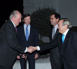 Su Majestad el Rey Don Juan Carlos recibe el saludo del Presidente del Consejo Superior de Investigaciones Científicas (CSIC), Emilio Lora-Tamayo