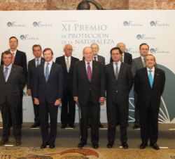 Su Majestad el Rey Don Juan Carlos junto a los miembros del Patronato, miembros del jurado, patrocinadores y premiado en esta edición, Miguel Ferrer, 