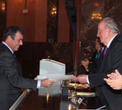 Miguel Ferrer, Coordinador Institucional del CSIC de Andalucía recibe, de manos de Su Majestad el Rey Don Juan Carlos, el diploma que le acredita como