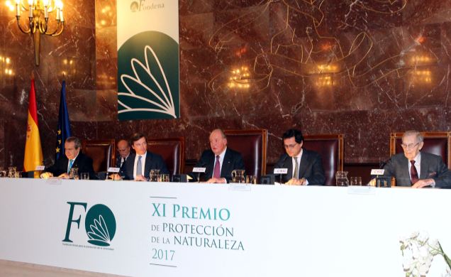 Don Juan Carlos abre la sesión del acto de entrega del XI Premio FONDENA