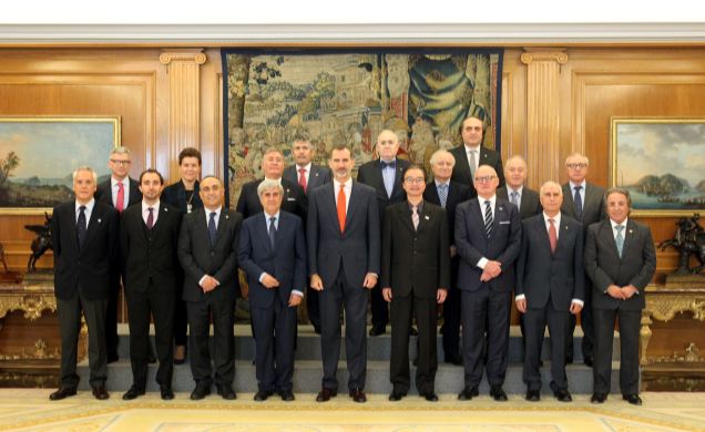Su Majestad el Rey junto a los miembros del Comité Organizador del 34º Congreso Mundial Veterinario