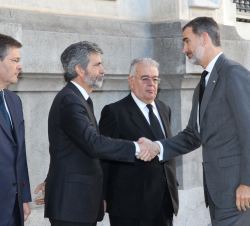 Su Majestad el Rey recibe el saludo del presidente del Tribunal Supremo y del Consejo General del Poder Judicial, Carlos Lesmes, a su llegada a la cap