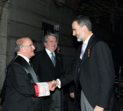 Su Majestad el Rey recibe el saludo del presidente de la Real Academia de Jurisprudencia y Legislación, José Antonio Escudero