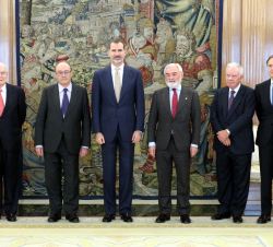 Su Majestad el Rey junto a los miembros del Consejo Rector de la Fundación Pro Real Academia Española
