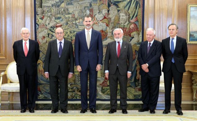 Su Majestad el Rey junto a los miembros del Consejo Rector de la Fundación Pro Real Academia Española
