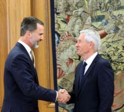 Su Majestad el Rey recibe el saludo del secretario general del Consejo de Europa, Thorbjorn Jagland