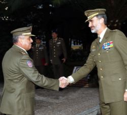 Su Majestad el Rey recibe el saludo del jefe del Estado Mayor del Ejército de Tierra, general de Ejército Francisco Javier Varela Salas