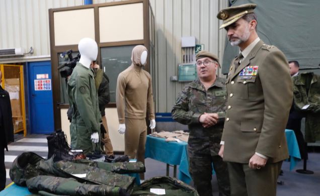 Su Majestad el Rey atiende a las explicaciones del teniente coronel Ángel José Larripa durante su visita a la Unidad de Abastecimiento