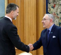 Su Majestad el Rey recibe el saludo del presidente mundial de Hewlett Packard Enterprise, Antonio Neri