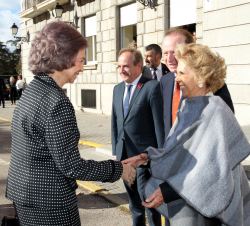 Su Majestad la Reina recibe el saludo de la presidenta del Patronato de la Fundación Renal Íñigo Álvarez de Toledo, Isabel Entero