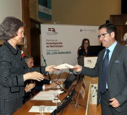 Doña Sofía entrega el premio investigación clínica a Josep María Cruzado, jefe del departamento de Nefrología y Transplante Renal del Hospital Bellvit