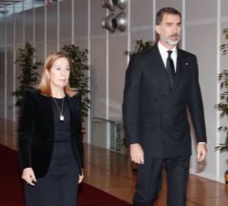 Su Majestad el Rey acompañado por la presidenta del Congreso de los Diputados, Ana Pastor a su llegada al edificio del Congreso