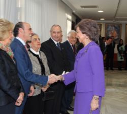 Su Majestad la Reina Doña Sofía saluda al hijo del Profesor Carrillo, Juan Antonio Carrillo Donaire