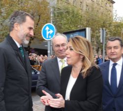 Su Majestad el Rey, a su llegada al Museo Íbero de Jaén, junto a la presidenta de la Junta de Andalucía, Susana Díaz