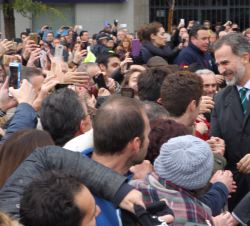 Don Felipe recibe el saludo de las personas que le esperaban a su llegada a Jaén