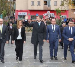 Don Felipe, acompañado por las autoridades asistentes, se dirige la Museo Íbero