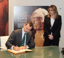 Su Majestad el Rey durante la firma en el libro de honor del Museo Íbero de Jaén