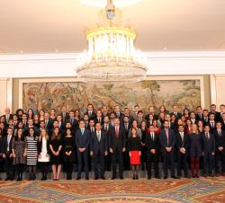 Su Majestad el Rey junto a una representación de estudiantes y jóvenes investigadores ganadores de las Becas Iberdrola 2017