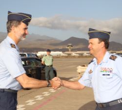 Su Majestad el Rey recibe el saludo del jefe del Estado Mayor del Ejército del Aire, general del Aire Javier Salto Martínez-Avial, a su llegada a la B