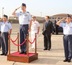 Su Majestad el Rey recibe honores militares a su llegada a la Base Aérea de Gando