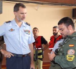Su Majestad el Rey conversa con un piloto de helicópteros del Grupo 82 de Fuerzas Aereas