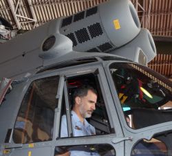 Su Majestad el Rey en la cabina de un helicóptero "Superpuma" del Grupo 82 de Fuerzas Aereas