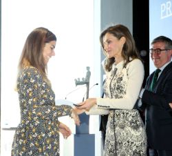 Su Majestad la Reina entrega el premio "Acción Magistral 2017" en la categoría A a la autora del proyecto "Esencia Laredo" del CEI