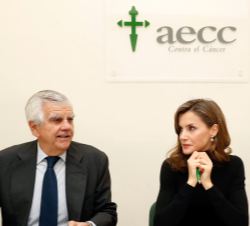 Doña Letizia junto al presidente de la Asociación Española Contra el Cáncer y de su Fundación Científica, Ignacio Muñoz Pidal