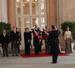 Su Majestad el Rey, acompañado por Su Majestad la Reina y Sus Majestades los Reyes, al inicio de los honores de ordenaza en el Zaguán de Embajadores