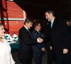Su Majestad el Rey recibe el saludo del presidente del Patronato del Museo Reina Sofía, Ricardo Martí Fluxá