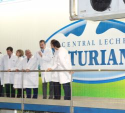 Don Felipe durante la visita con el presidente de CAPSA FOOD y de Central Lechera Asturiana, el director de la planta y el jefe de producción y trabaj